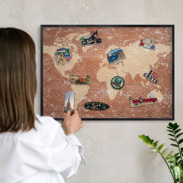 Nástenná kovová tabuľa na magnetky v čiernej rame Tehlová mapa