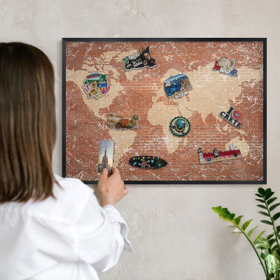 Nástenná kovová tabuľa na magnetky v čiernej rame Tehlová mapa