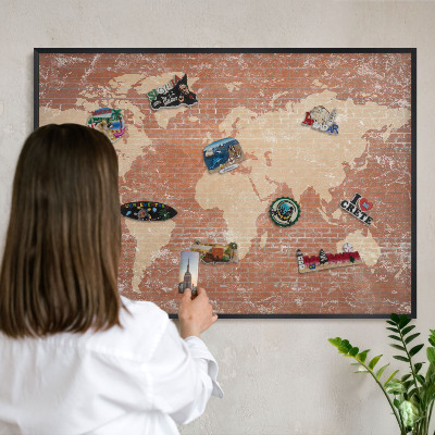 Nástenná kovová tabuľa na magnetky v čiernej rame Tehlová mapa