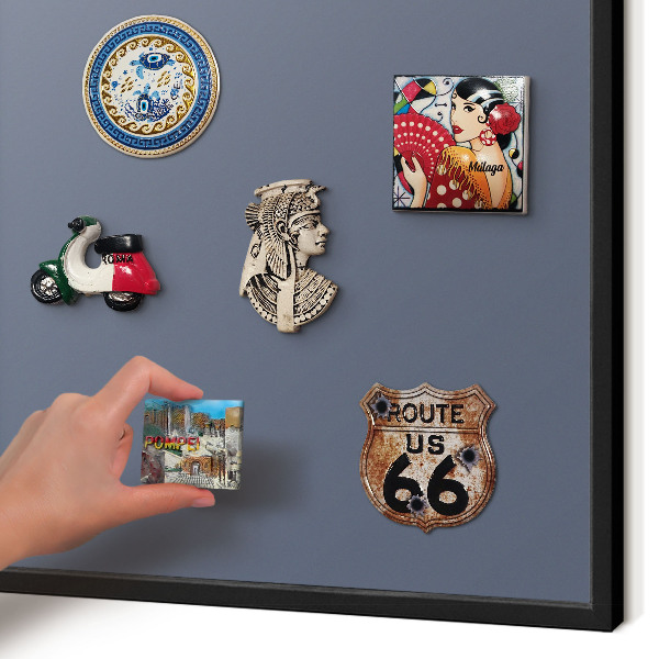 Nástenná kovová tabuľa na magnetky v čiernej rame Chladná sivá