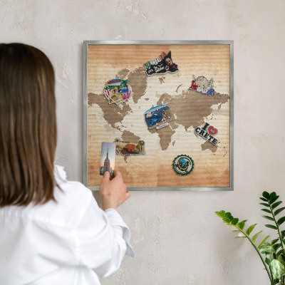 Plechová tabuľa na magnetky v striebornej rame Mapa sveta
