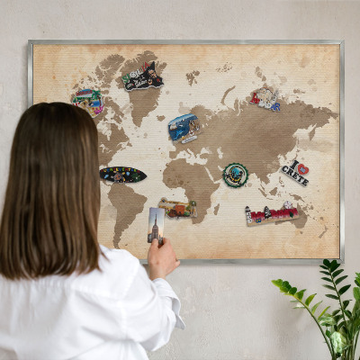 Plechová tabuľa na magnetky v striebornej rame Mapa sveta
