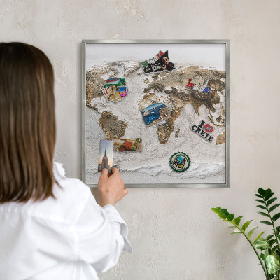 Plechová tabuľa na magnetky v striebornej rame Reliéfna mapa