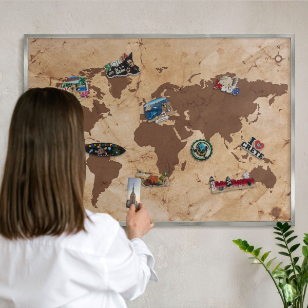Plechová tabuľa na magnetky v striebornej rame Mapa sveta