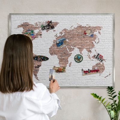 Nástenná tabuľa na magnetky strieborná rama Tehlová mapa