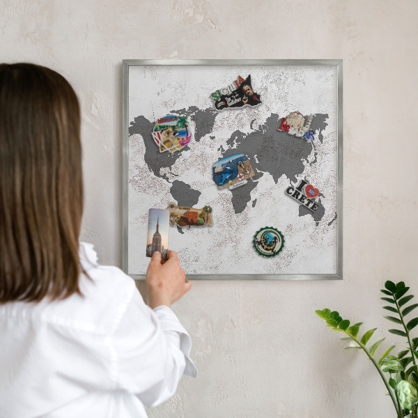 Plechová tabuľa na magnetky v striebornej rame Mapa sveta