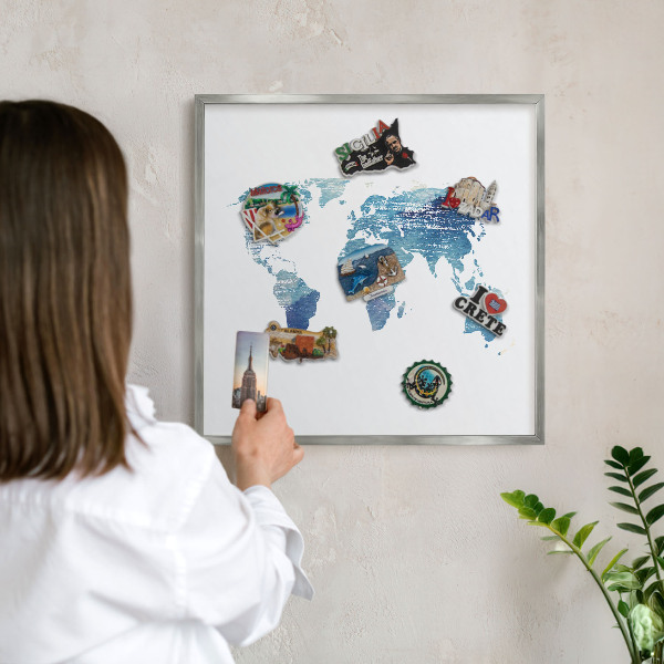 Plechová tabuľa na magnetky v striebornej rame Akvarelová mapa