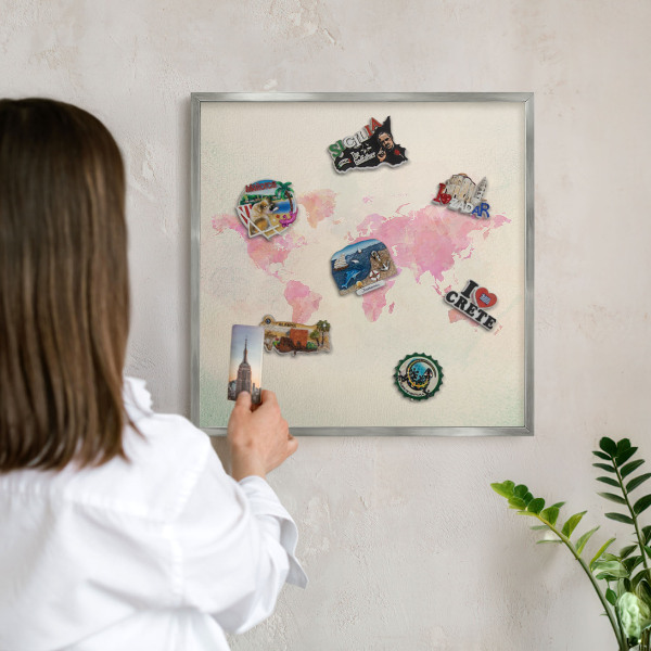 Plechová tabuľa na magnetky v striebornej rame Mapa sveta