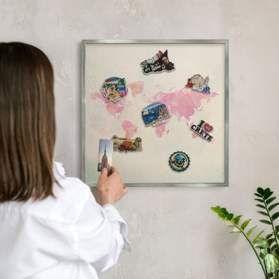 Plechová tabuľa na magnetky v striebornej rame Mapa sveta