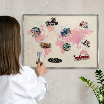 Plechová tabuľa na magnetky v striebornej rame Mapa sveta