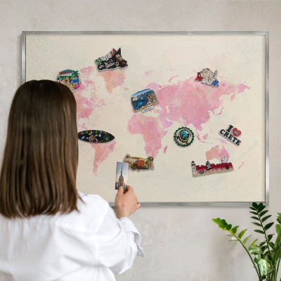 Plechová tabuľa na magnetky v striebornej rame Mapa sveta