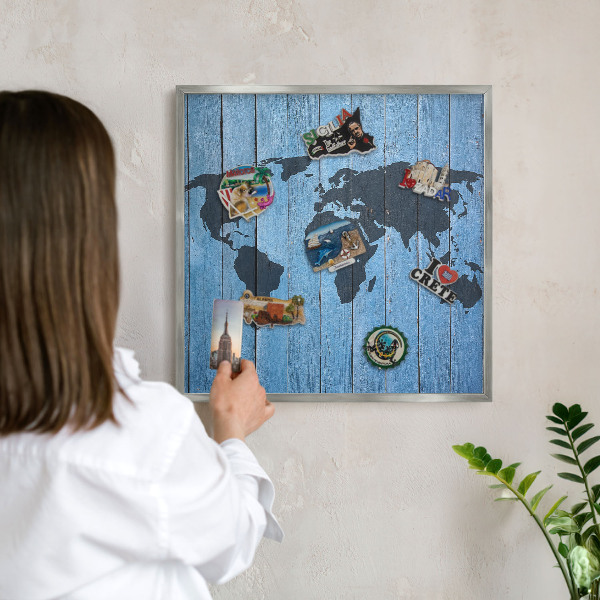 Plechová tabuľa na magnetky v striebornej rame Mapa sveta