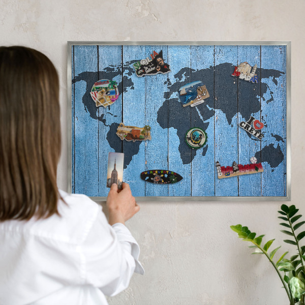 Plechová tabuľa na magnetky v striebornej rame Mapa sveta