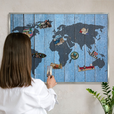 Plechová tabuľa na magnetky v striebornej rame Mapa sveta