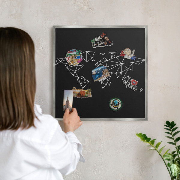 Plechová tabuľa na magnetky v striebornej rame Mapa sveta