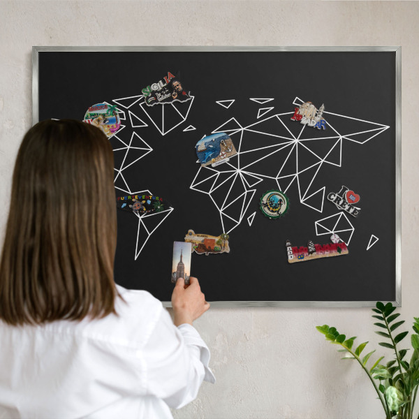 Plechová tabuľa na magnetky v striebornej rame Mapa sveta