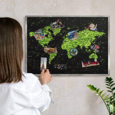 Plechová tabuľa na magnetky v striebornej rame Zelená mapa