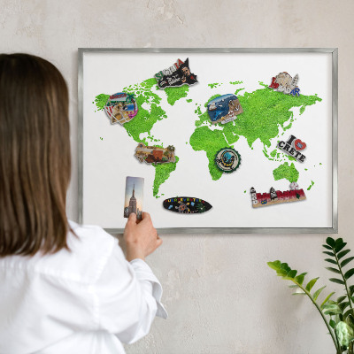 Plechová tabuľa na magnetky v striebornej rame Zelená mapa