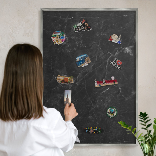 Plechová tabuľa na magnetky v striebornej rame Čierny mramor
