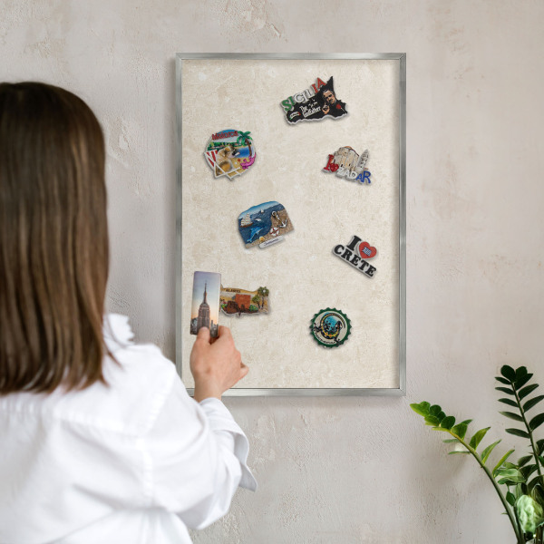 Plechová tabuľa na magnetky v striebornej rame Krémová elegancia