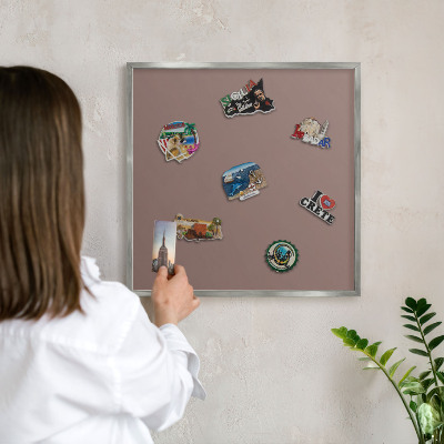 Plechová tabuľa na magnetky v striebornej rame Pastelovo hnedá