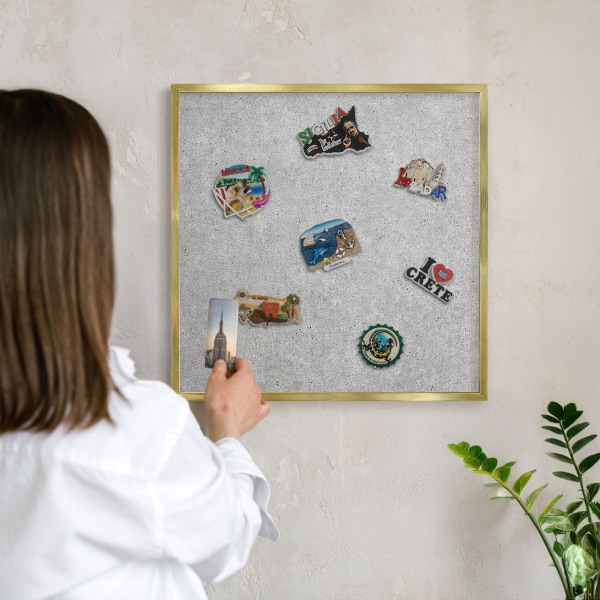 Magneticka tabula na stenu zlatá rama Sivá textúra