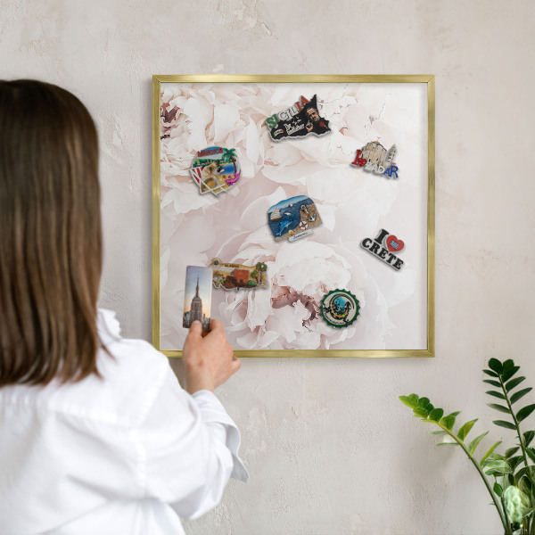 Magneticka tabula na stenu zlatá rama Biele pivonky