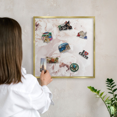 Magneticka tabula na stenu zlatá rama Biele pivonky