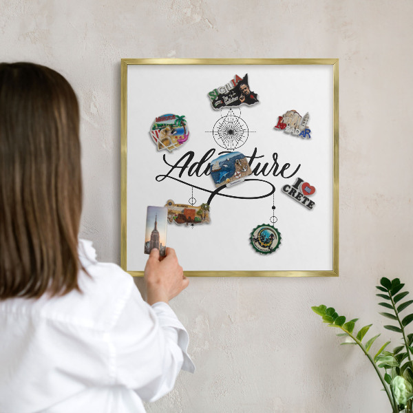 Tabuľa na magnetky z ciest v zlatej rame Typografické dobrodružstvo