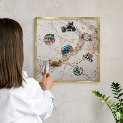 Magneticka tabula na stenu zlatá rama Mramorová elegancia