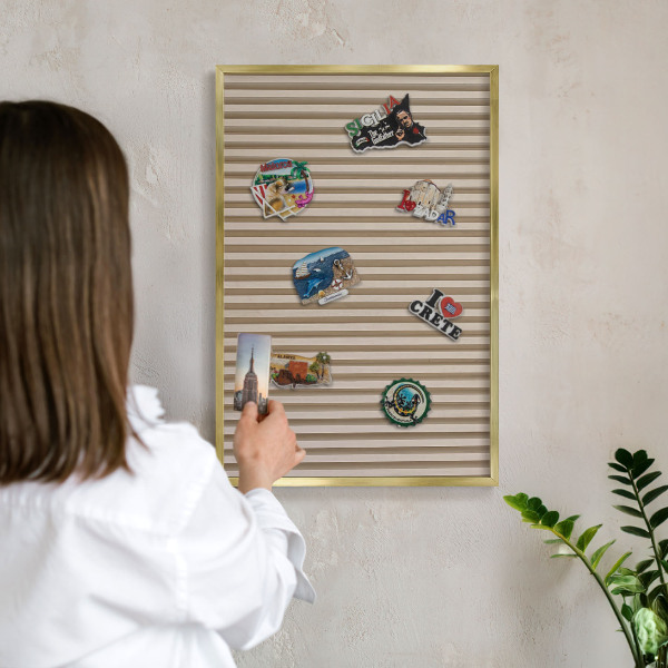 Magneticka tabula na stenu zlatá rama Drevené lamely