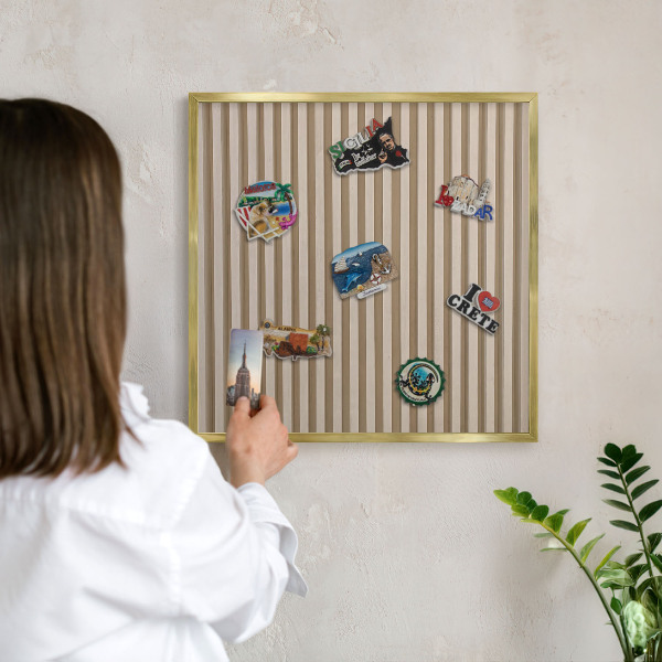 Magneticka tabula na stenu zlatá rama Drevené lamely