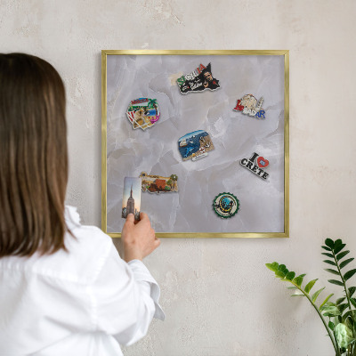 Magneticka tabula na stenu zlatá rama Sivá elegancia