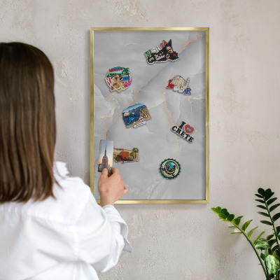 Magneticka tabula na stenu zlatá rama Sivé žily