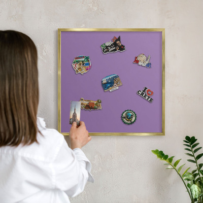 Magneticka tabula na stenu zlatá rama Fialová