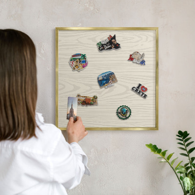 Magneticka tabula na stenu zlatá rama Drevené krúžky
