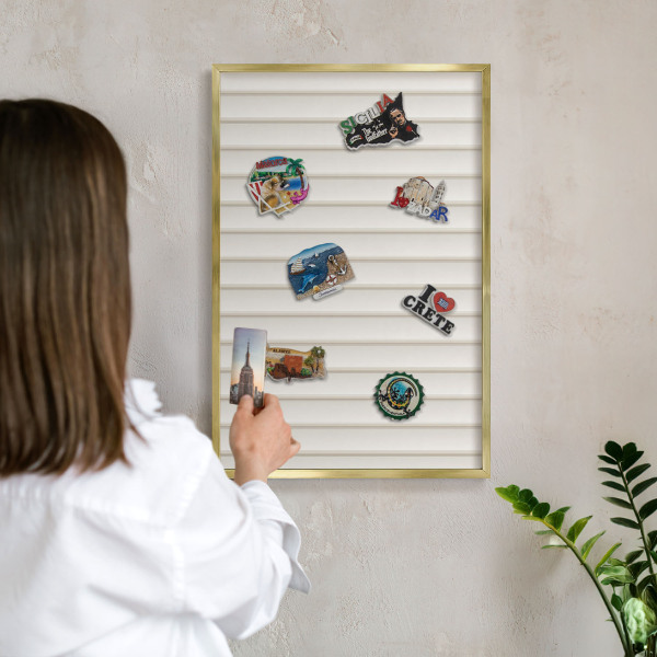 Magneticka tabula na stenu zlatá rama Zvislé čiary