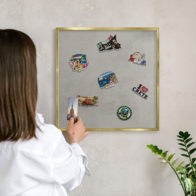 Magneticka tabula na stenu zlatá rama Sivé pozadie