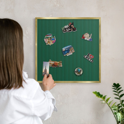 Magneticka tabula na stenu zlatá rama Zelené pruhy