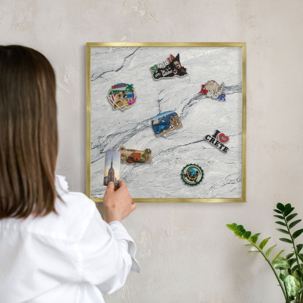 Magneticka tabula na stenu zlatá rama Sivá elegancia