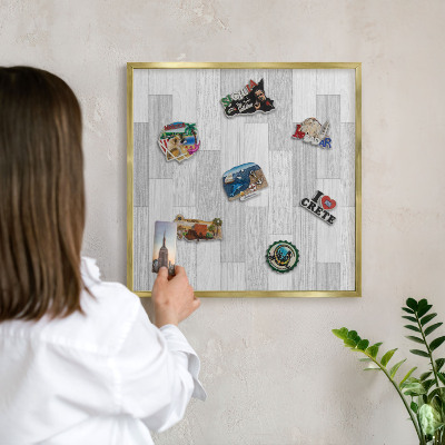 Magneticka tabula na stenu zlatá rama Drevená textúra