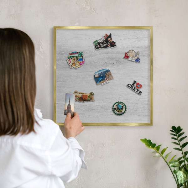Magneticka tabula na stenu zlatá rama Drevená konštrukcia