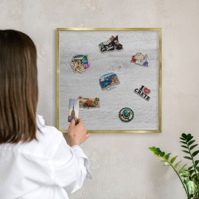 Magneticka tabula na stenu zlatá rama Drevená konštrukcia