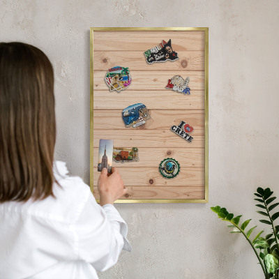 Magneticka tabula na stenu zlatá rama Drevený vzor