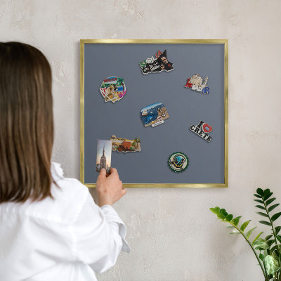 Magneticka tabula na stenu zlatá rama Chladná sivá