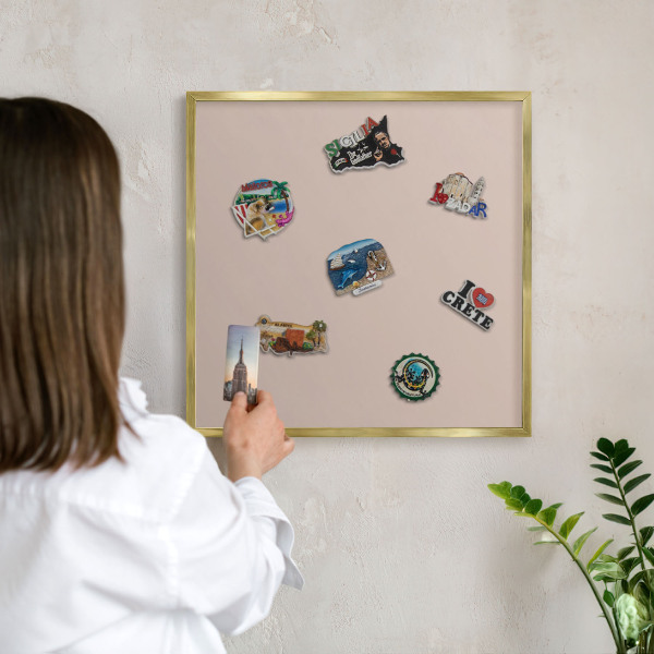 Magneticka tabula na stenu zlatá rama Béžovo ružová