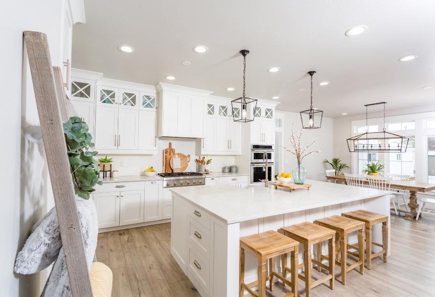 Biela kuchyňa – nápady, ktoré ukazujú, že neutrálne farby nikdy nevyjdú z módy