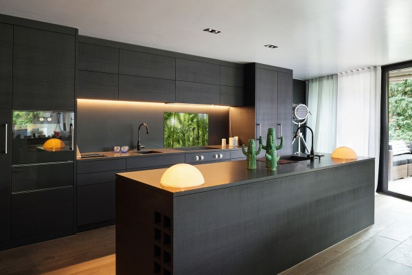Prednosti skla nahrádzajúceho obklady v kuchyni, alebo sklenené kuchynské panely