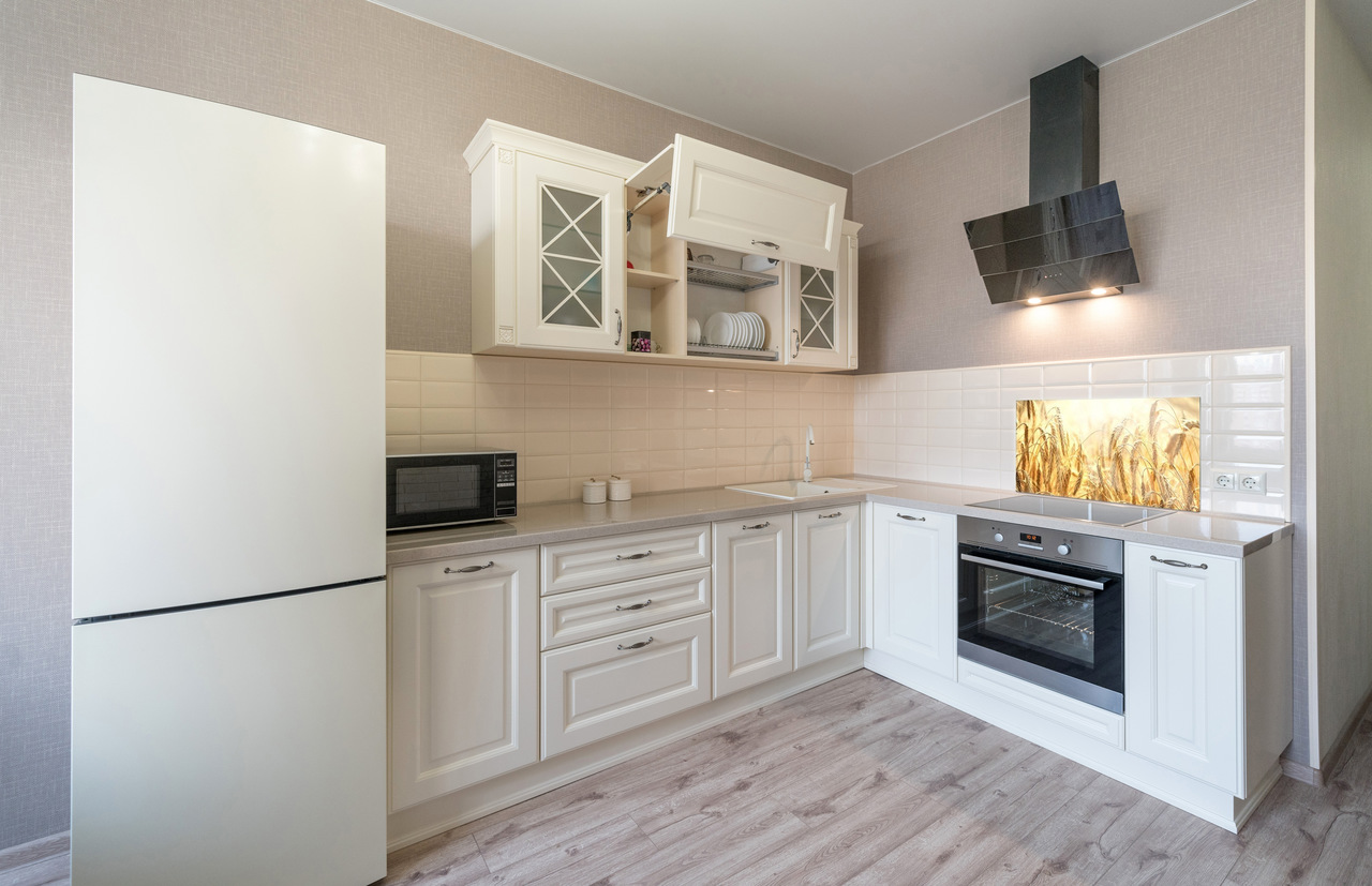 Ako namontovať sklenené panely v kuchyni?